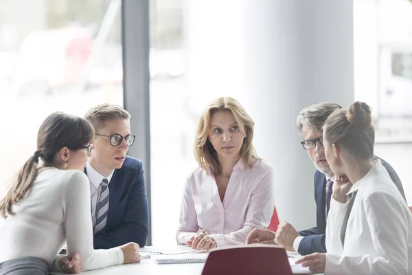 Confrères Affaires Discutant Tout Étant Assis Table Dans Lobby Bureau — Photo