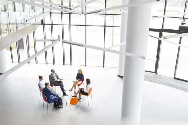 Hoge Hoek Bekijken Van Collega Tijdens Vergadering Zittend Kantoor Van — Stockfoto