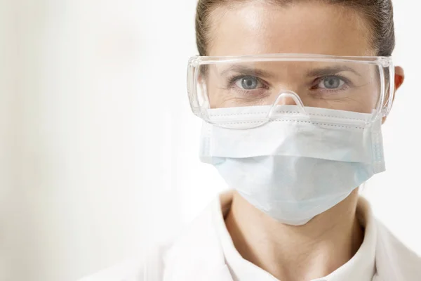 Närbild Porträtt Säker Tandläkare Bär Kirurgisk Mask Och Glasögon — Stockfoto