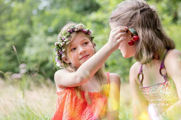 Roztomilá Dívka Třešňovým Ovocem Uchu Přítele Parku — Stock fotografie