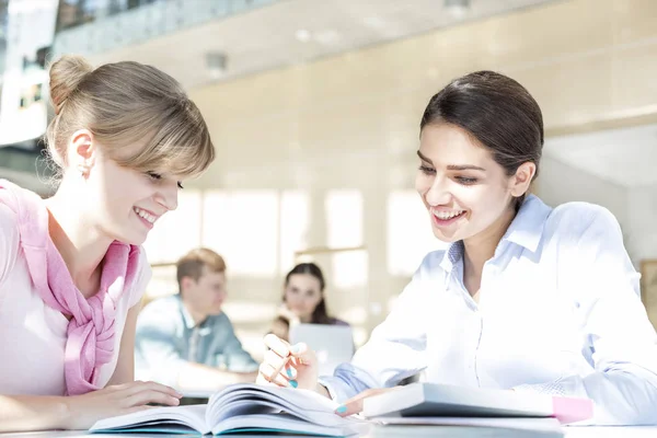 Amis Souriants Lisant Des Livres Bibliothèque Université — Photo