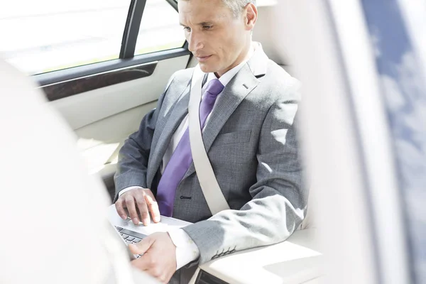 Zakenman Met Behulp Van Laptop Zittend Auto Een Zonnige Dag — Stockfoto