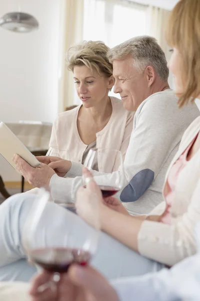 Man Visar Digitala Surfplatta Till Vän När Sitter Hemma — Stockfoto