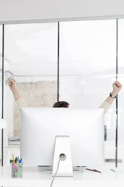 Бизнесмен Празднует Успех Поднимая Руки Компьютерным Столом — стоковое фото
