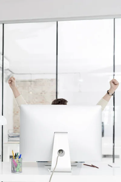 Empresario Celebrando Éxito Mientras Levanta Las Manos Escritorio Computadora — Foto de Stock