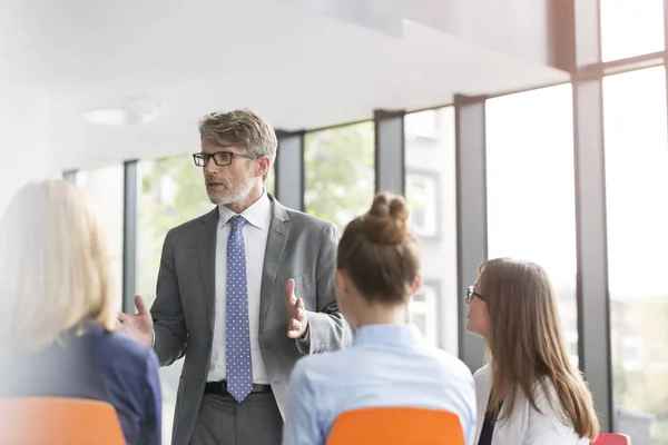 Volwassen Zakenman Plannings Strategie Met Collega Tijdens Vergadering Kantoor — Stockfoto