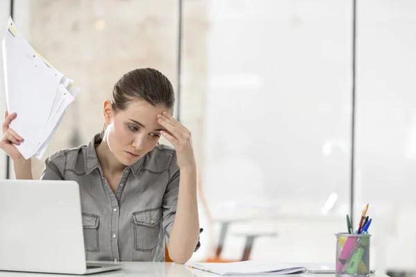 Baş Ağrısı Acı Belgeleri Holding Overworked Genç Kadını — Stok fotoğraf