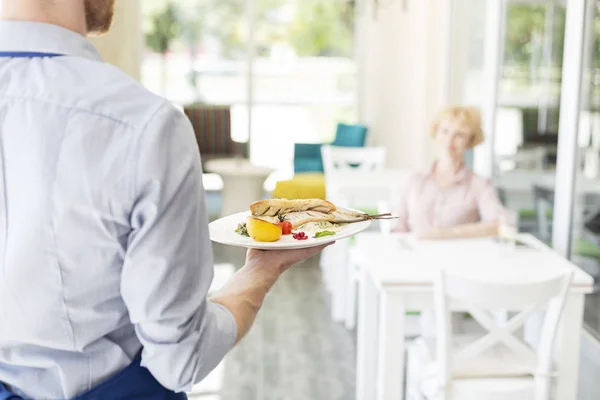 Mittelteil Des Kellners Serviert Mittagessen Für Ältere Kunden Die Tisch — Stockfoto