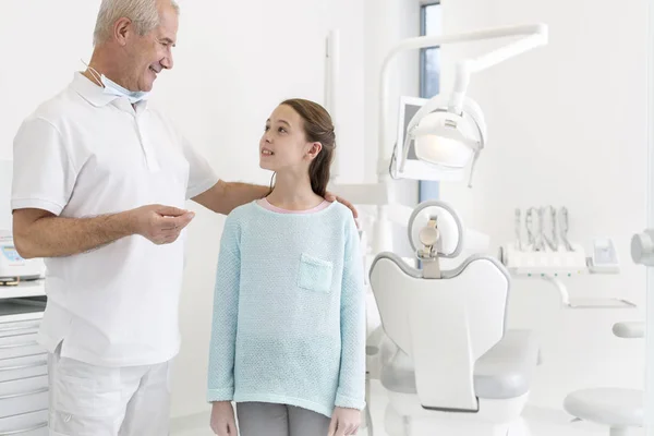 Portret Van Tandarts Praten Met Meisje Patiënt Tandheelkundige Kliniek — Stockfoto