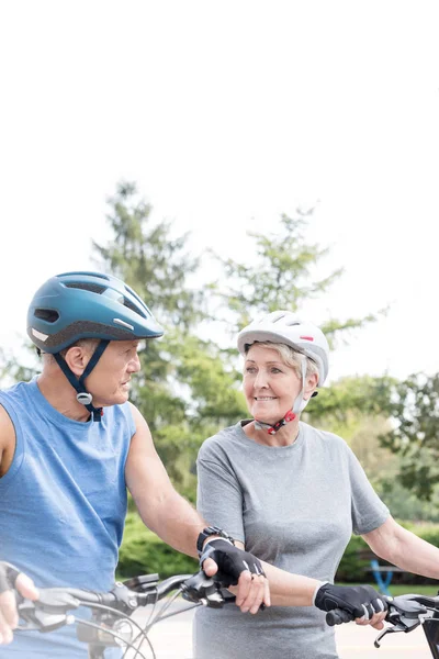 Passar Äldre Par Med Cyklar Tittar Varandra — Stockfoto