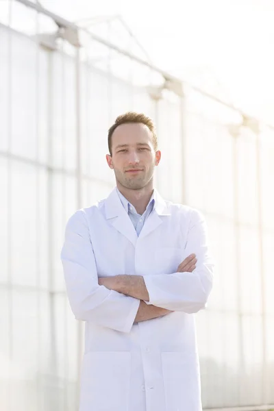 Portret Van Vertrouwen Wetenschapper Met Armen Gekruist Buiten Broeikasgassen — Stockfoto