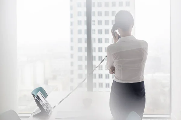 Rückansicht Einer Geschäftsfrau Die Büro Festnetztelefon Telefoniert — Stockfoto