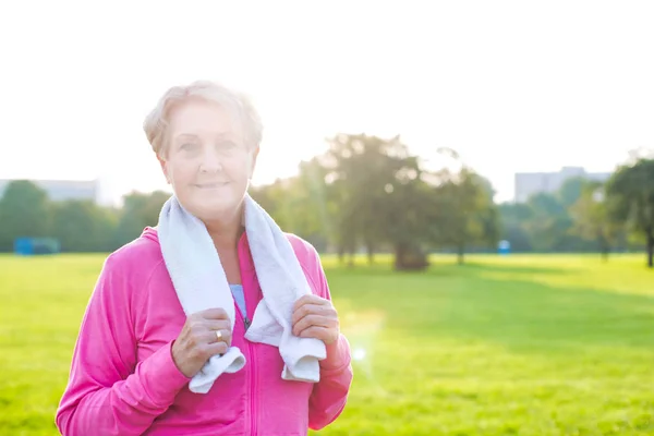 Vertrouwen Senior Vrouw Met Handdoek Staande Park — Stockfoto