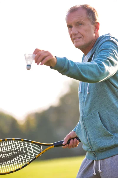 在公园里用网球拍打羽毛球的老人 — 图库照片