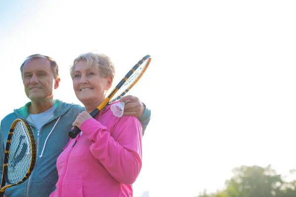 Szczęśliwa Para Starszy Trzyma Nietoperze Tenis Parku — Zdjęcie stockowe