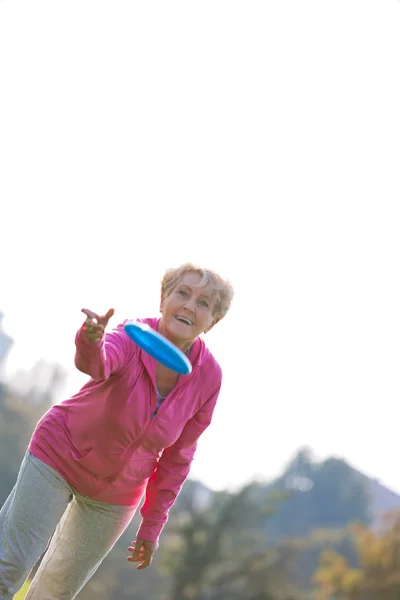 Lächelnde Und Gesunde Seniorin Wirft Scheibe Park — Stockfoto