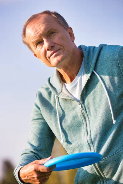 Park Alanına Disk Atan Sağlıklı Yaşlı Bir Adam — Stok fotoğraf