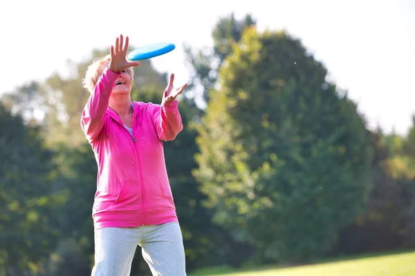 Lächelnde Und Gesunde Seniorin Fängt Scheibe Park — Stockfoto