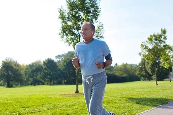 Uomo Anziano Attivo Che Corre Nel Parco — Foto Stock