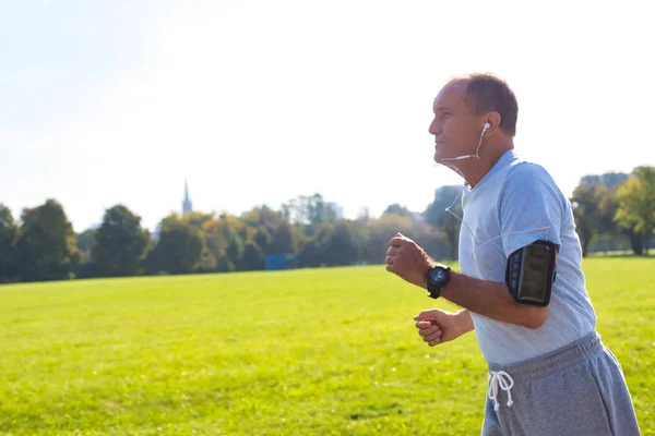 Uomo Anziano Attivo Che Corre Nel Parco — Foto Stock