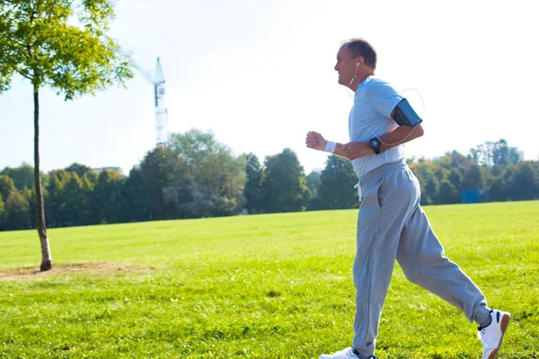 Uomo Anziano Attivo Che Corre Nel Parco — Foto Stock