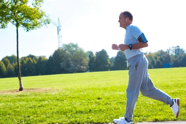 Uomo Anziano Attivo Che Corre Nel Parco — Foto Stock