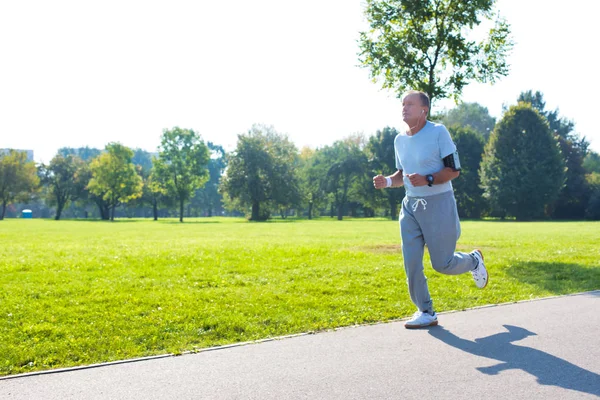 Uomo Anziano Attivo Che Corre Nel Parco — Foto Stock