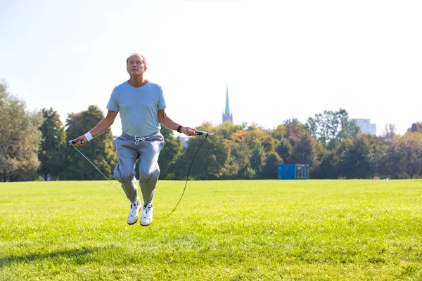 Beslutsamma Senior Man Träna Med Hopprep Park — Stockfoto