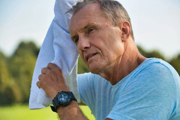 Gros Plan Homme Âgé Épuisé Nettoyer Sueur Après Entraînement Dans — Photo