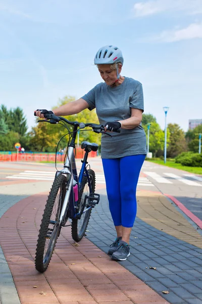 Mulher Sênior Ativa Andando Com Bicicleta Parque — Fotografia de Stock