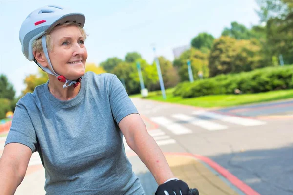Femme Âgée Confiante Souriant Faisant Vélo Dans Parc — Photo