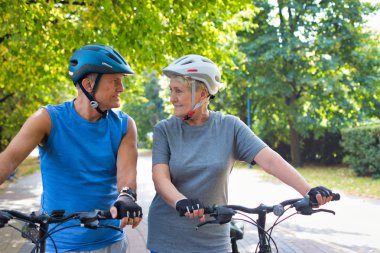 Üst düzey çift birbirine bakarak Bisiklet ile uygun