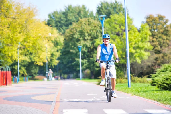 Senior Male Athlete Riding Bicycle Park — Stock Photo, Image