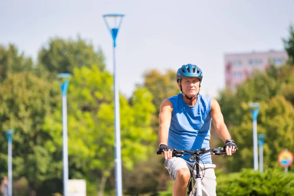 Senior Male Athlete Riding Bicycle Park — Stock Photo, Image