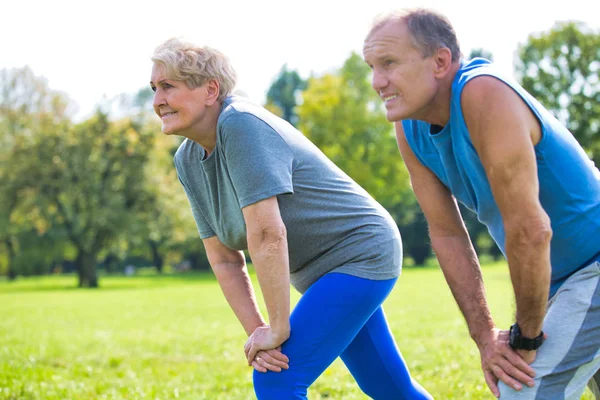 Couple Sénior Flexible Actif Étirant Les Jambes Dans Parc Jour — Photo