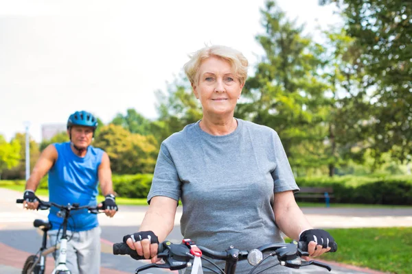 Selbstbewusste Seniorin Lehnt Fahrrad Park — Stockfoto