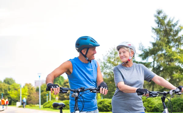 Fittes Senioren Paar Mit Fahrrädern Schaut Sich — Stockfoto