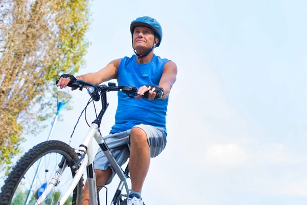 Determinado Hombre Mayor Montar Bicicleta Parque —  Fotos de Stock