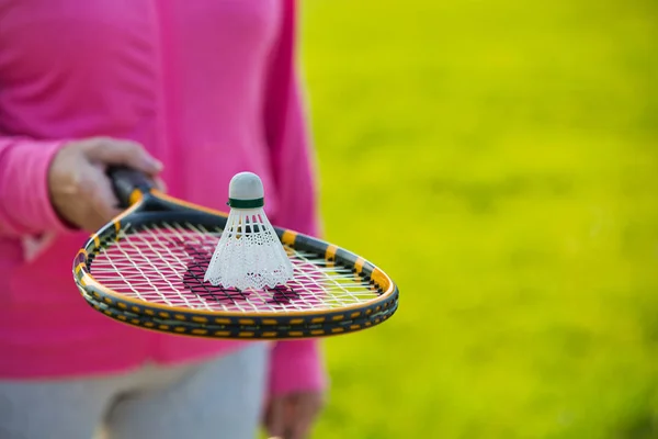 Розрив Старшої Жінки Човником Тенісній Кажані Парку — стокове фото
