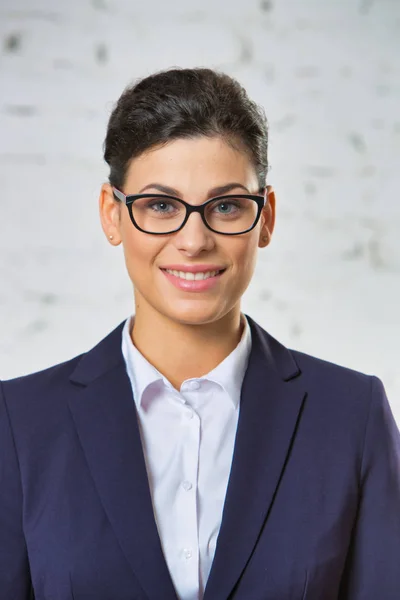 Retrato Mulher Negócios Sorrindo Usando Óculos Contra Parede Tijolo — Fotografia de Stock