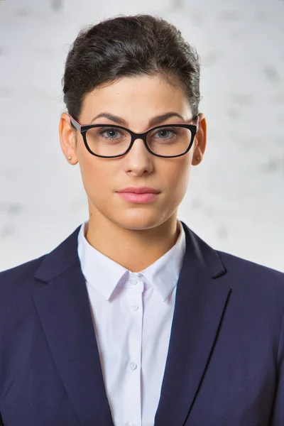 Retrato Empresária Séria Vestindo Óculos Contra Parede Tijolo — Fotografia de Stock