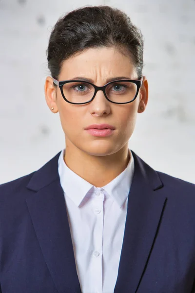 Porträt Einer Wütenden Geschäftsfrau Mit Brille Gegen Ziegelwand — Stockfoto