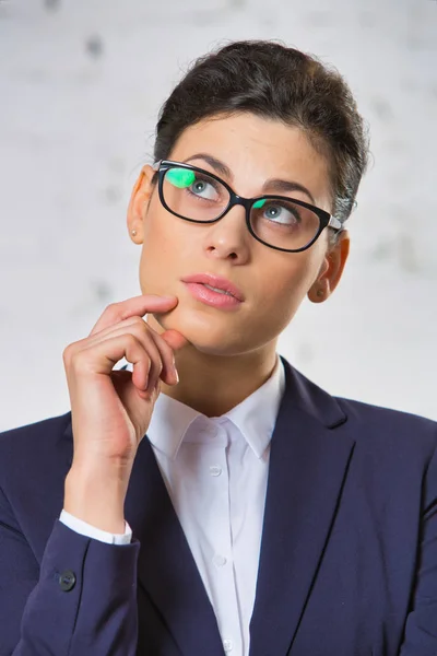 Retrato Empresária Pensativa Vestindo Óculos Contra Parede Tijolo — Fotografia de Stock