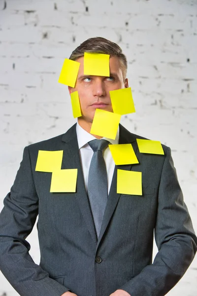Портрет Вдумчивого Бизнесмена Чистыми Желтыми Клейкими Нотами Лице Костюме Офисе — стоковое фото