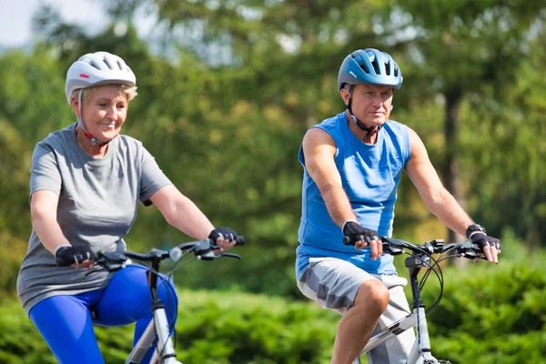 Active Senior Couple Riding Bicycles Park — Stock Photo, Image