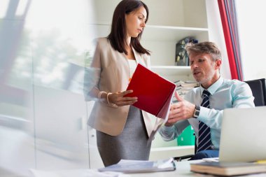 İşadamı belgeleri office Danışma meslektaşı ile analiz etme