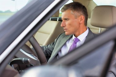 Olgun yönetici arabayı çalıştırıyor