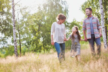 Çiftlik arazisi alanında yürüyüş mutlu aile