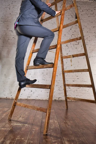 Volwassen Zakenman Klimmend Houten Ladder Kantoor — Stockfoto