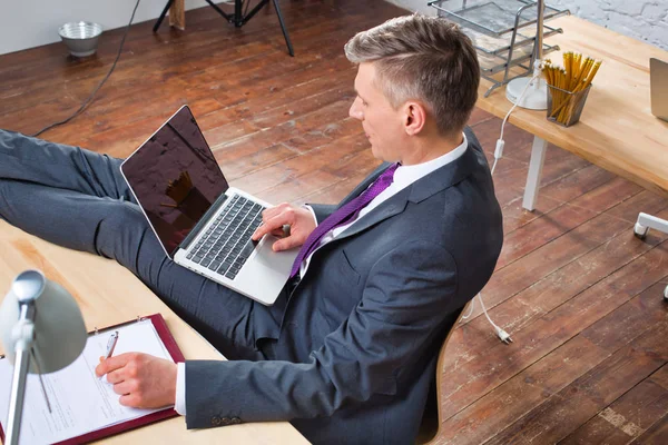 オフィスでラップトップを使用して自信を持って成熟したビジネスマンの高い角度ビュー — ストック写真